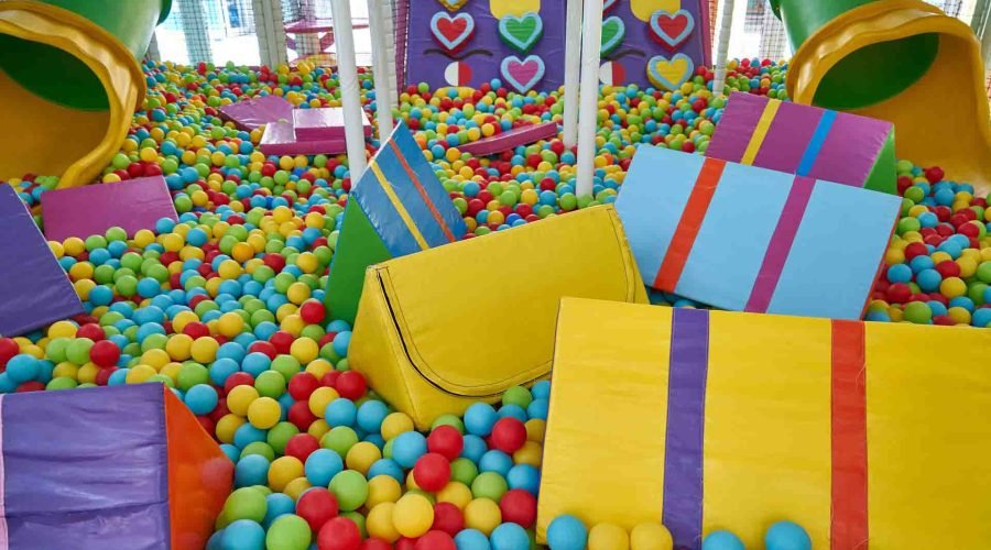 Parque de bolas en local de celebraciones.