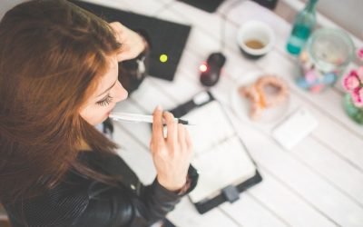 mujer organizando