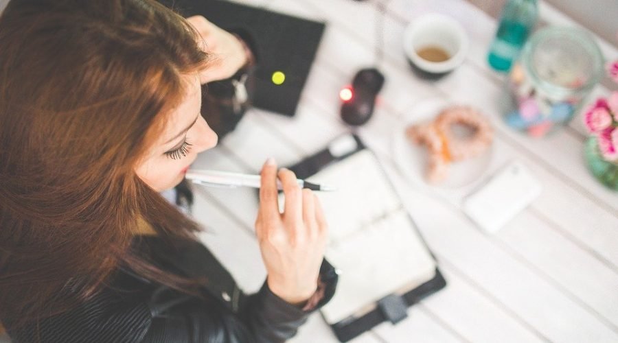 mujer organizando