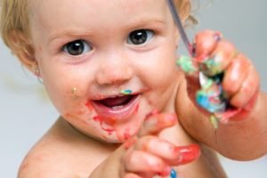 nina-celebrando-su-primer-bithday-con-pastel-gourmet-y-ba_1301-5200