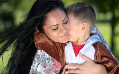 niño abrazo madre