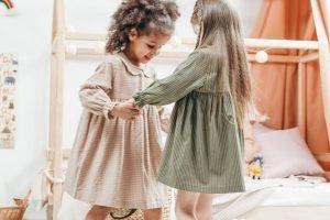 niños bailando en fiestas caseras