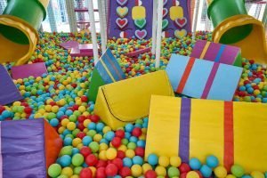 Parque de bolas en local de celebraciones.
